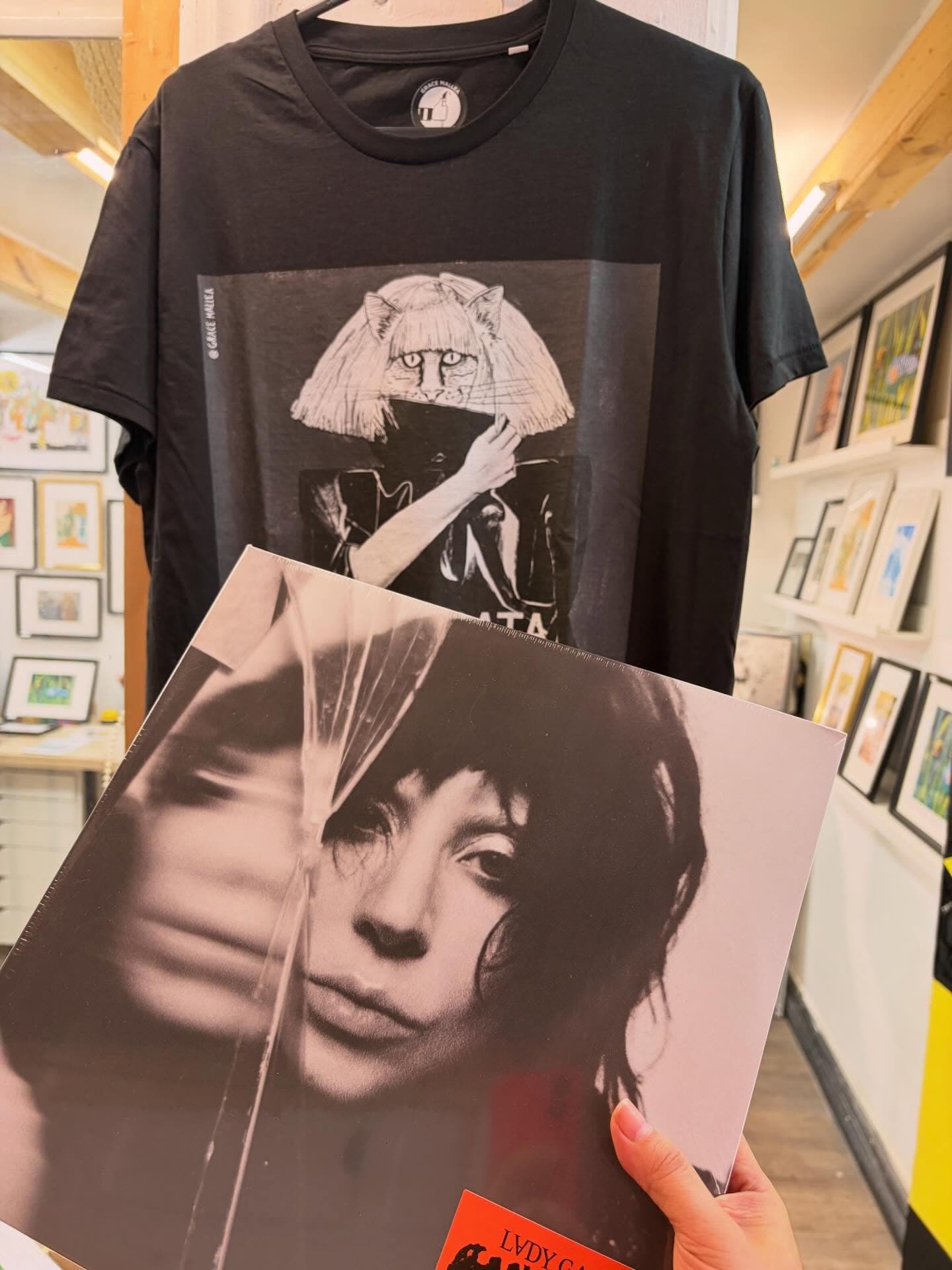Polera ilustrada — Gata Gaga